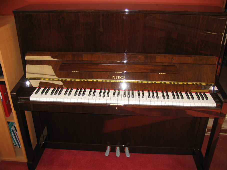 Piano promo/M10-Petrof_P125M1_noyerb.jpg PETROF%20125%20M1 en promotion 
